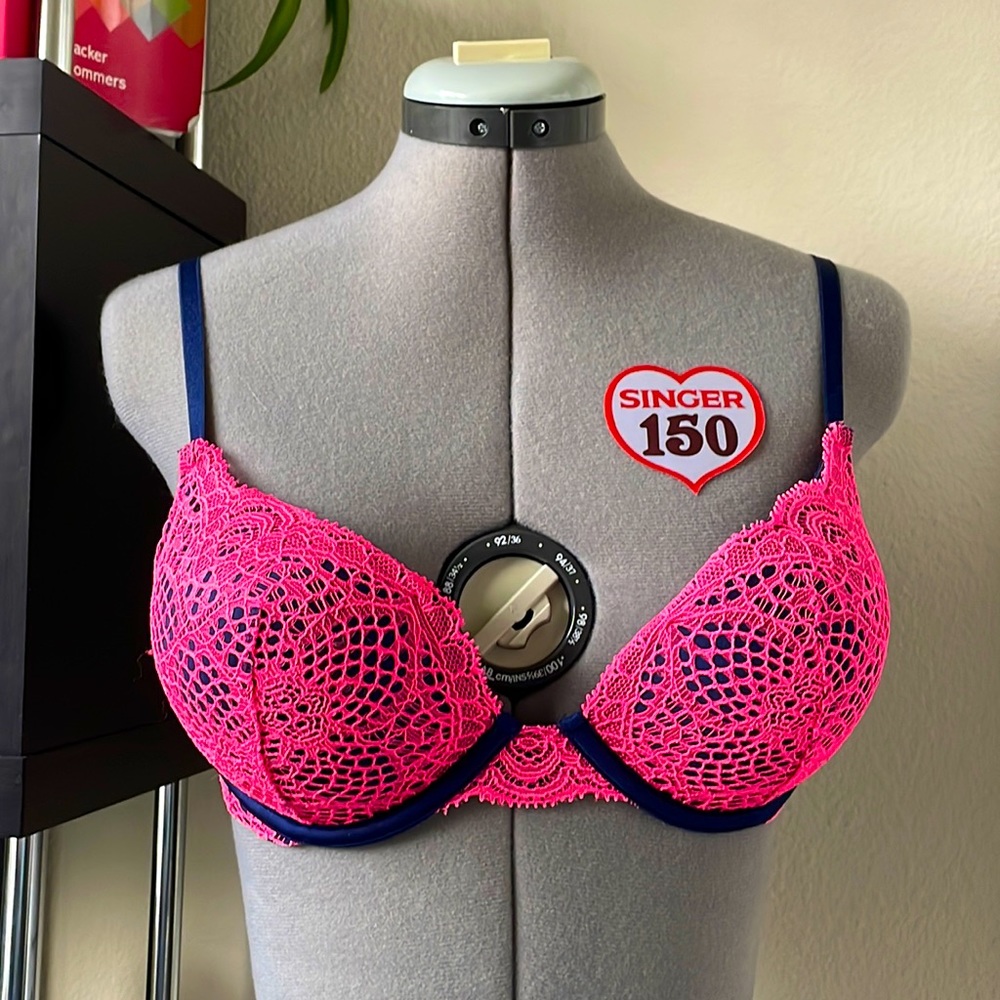 Victoria’s Secret Bombshell plunge push up bra in hot pink lace with navy blue!